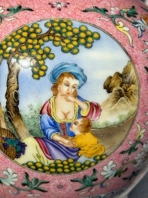 Een Chinese famille rose vaas met een Europees tafereel op roze fondkleur, 20e eeuw — foto 7
