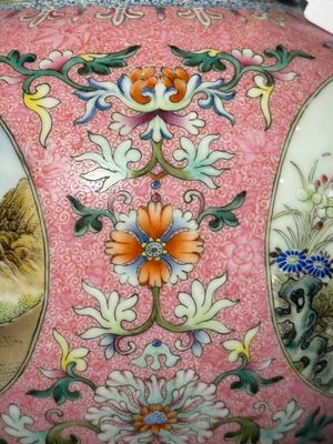 Een Chinese famille rose vaas met een Europees tafereel op roze fondkleur, 20e eeuw — foto 9