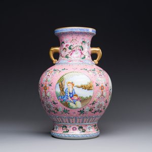 Een Chinese famille rose vaas met een Europees tafereel op roze fondkleur, 20e eeuw — foto 1