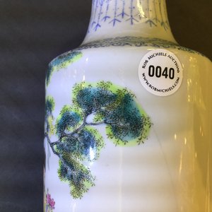 Een Chinese famille rose vaas met een wijze en zijn dienaar, Qianlong merk, Republiek, 20e eeuw — foto 7