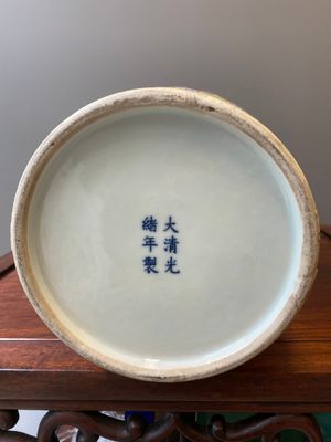 Een Chinese famille rose vaas met eksters bij pioenen, Guangxu merk en periode — foto 13