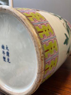 Een Chinese famille rose vaas met eksters bij pioenen, Guangxu merk en periode — foto 14