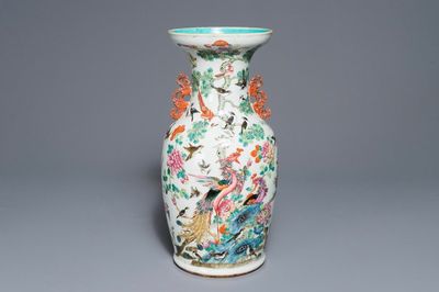 Een Chinese famille rose vaas met feniksen en fazanten, 19e eeuw