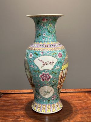 Een Chinese famille rose vaas met figuratief decor en schotel met rijstproductie decor, Qianlong merk, 20e eeuw — foto 12
