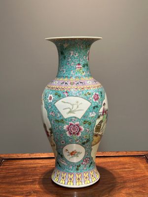Een Chinese famille rose vaas met figuratief decor en schotel met rijstproductie decor, Qianlong merk, 20e eeuw — foto 14