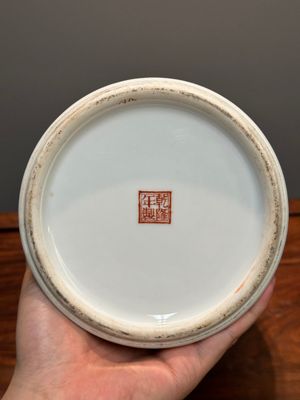 Een Chinese famille rose vaas met figuratief decor en schotel met rijstproductie decor, Qianlong merk, 20e eeuw — foto 20