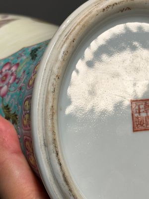 Een Chinese famille rose vaas met figuratief decor en schotel met rijstproductie decor, Qianlong merk, 20e eeuw — foto 22