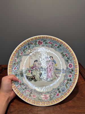 Een Chinese famille rose vaas met figuratief decor en schotel met rijstproductie decor, Qianlong merk, 20e eeuw — foto 3