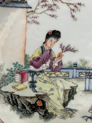 Een Chinese famille rose vaas met figuratief decor en schotel met rijstproductie decor, Qianlong merk, 20e eeuw — foto 5