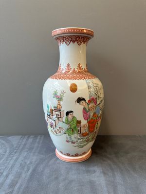 Een Chinese famille rose vaas met figuratief decor, Qianlong merk, 20e eeuw — foto 1