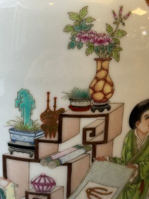 Een Chinese famille rose vaas met figuratief decor, Qianlong merk, 20e eeuw — foto 11