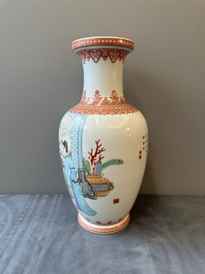 Een Chinese famille rose vaas met figuratief decor, Qianlong merk, 20e eeuw — foto 3