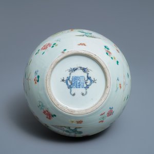 Een Chinese famille rose vaas met figuratieve medaillons, Qianlong merk, 19e eeuw — foto 5