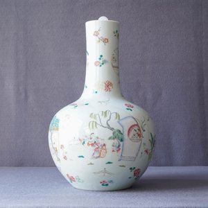 Een Chinese famille rose vaas met figuratieve medaillons, Qianlong merk, 19e eeuw — foto 8