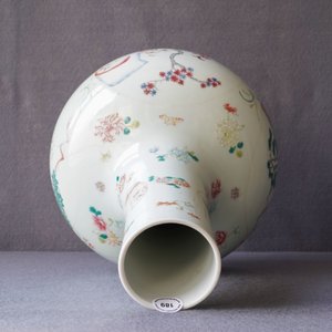 Een Chinese famille rose vaas met figuratieve medaillons, Qianlong merk, 19e eeuw — foto 9