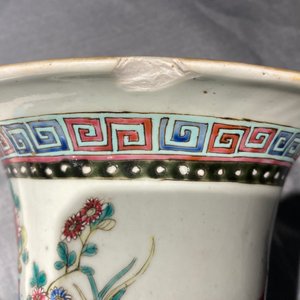 Een Chinese famille rose vaas met figuren en antiquiteiten, 19e eeuw — foto 7