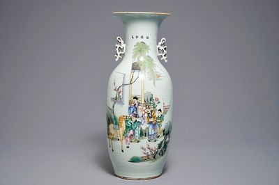 Een Chinese famille rose vaas met figuren in een tuin, 19/20e eeuw