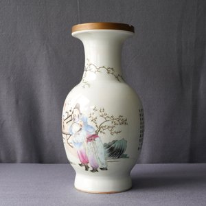Een Chinese famille rose vaas met figuren in een tuin, Qianlong merk, Republiek, 20e eeuw — foto 14