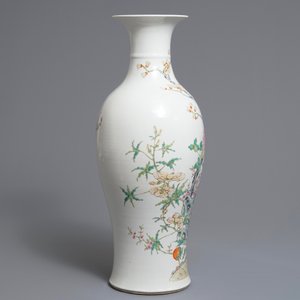 Een Chinese famille rose vaas met fijn floraal decor, 19/20e eeuw — foto 2