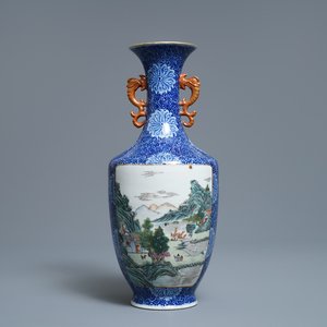 Een Chinese famille rose vaas met fijn landschapsdecor, Qianlong merk, Republiek — foto 1