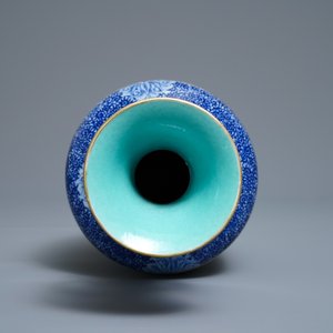 Een Chinese famille rose vaas met fijn landschapsdecor, Qianlong merk, Republiek — foto 5