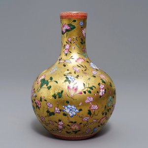 Een Chinese famille rose vaas met floraal decor op vergulde fond, Qianlong merk, 19/20e eeuw — foto 1