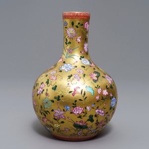 Een Chinese famille rose vaas met floraal decor op vergulde fond, Qianlong merk, 19/20e eeuw — foto 4