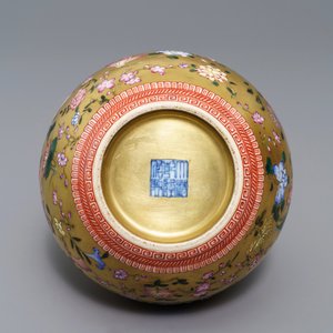 Een Chinese famille rose vaas met floraal decor op vergulde fond, Qianlong merk, 19/20e eeuw — foto 5