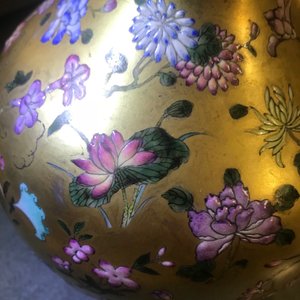 Een Chinese famille rose vaas met floraal decor op vergulde fond, Qianlong merk, 19/20e eeuw — foto 7