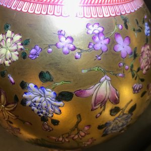 Een Chinese famille rose vaas met floraal decor op vergulde fond, Qianlong merk, 19/20e eeuw — foto 9