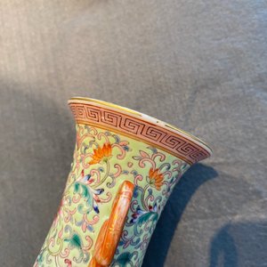 Een Chinese famille rose vaas met floraal decor, Qianlong merk, Republiek — foto 11