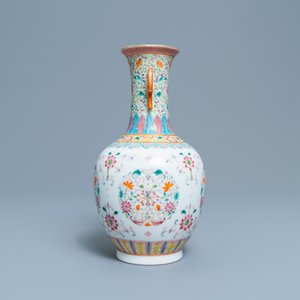 Een Chinese famille rose vaas met floraal decor, Qianlong merk, Republiek — foto 2
