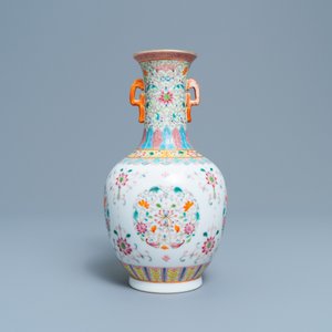 Een Chinese famille rose vaas met floraal decor, Qianlong merk, Republiek — foto 3
