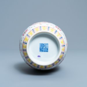Een Chinese famille rose vaas met floraal decor, Qianlong merk, Republiek — foto 6