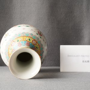 Een Chinese famille rose vaas met floraal decor, Qianlong merk, Republiek — foto 9
