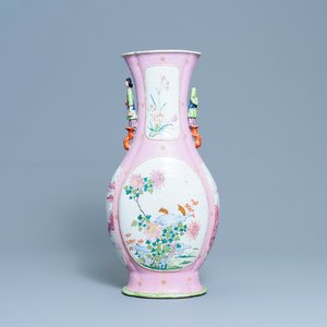 Een Chinese famille rose vaas met florale en landschapsmedaillons, Qianlong — foto 1