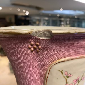 Een Chinese famille rose vaas met florale en landschapsmedaillons, Qianlong — foto 13