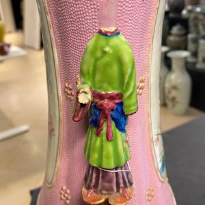 Een Chinese famille rose vaas met florale en landschapsmedaillons, Qianlong — foto 7