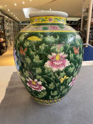 Een Chinese famille rose vaas met florale slingers, 19/20e eeuw — foto 2