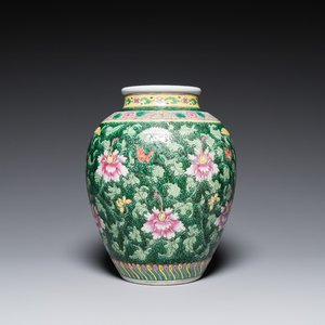 Een Chinese famille rose vaas met florale slingers, 19/20e eeuw — foto 1