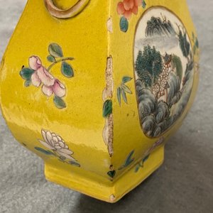 Een Chinese famille rose vaas met gele fondkleur, 19/20e eeuw — foto 18