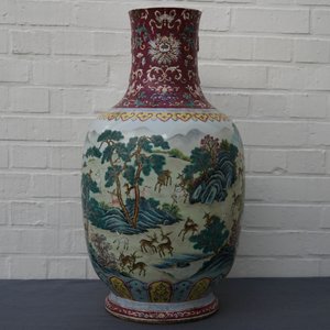 Een Chinese famille rose vaas met herten in een landschap, Qianlong merk, 19/20e eeuw — foto 8