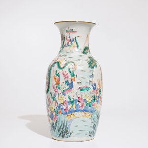 Een Chinese famille rose vaas met "Honderd jongens" decor, 19e eeuw — foto 3