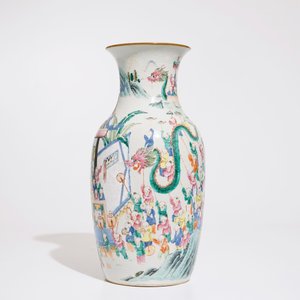 Een Chinese famille rose vaas met "Honderd jongens" decor, 19e eeuw — foto 4