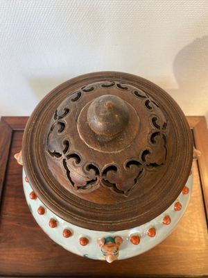 Een Chinese famille rose vaas met houten deksel, 19e eeuw — foto 5