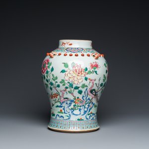 Een Chinese famille rose vaas met houten deksel, 19e eeuw — foto 2