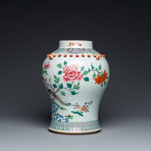 Een Chinese famille rose vaas met houten deksel, 19e eeuw — foto 3