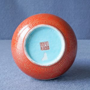 Een Chinese famille rose vaas met koraalrode fondkleur, Qianlong merk, 19/20e eeuw — foto 11