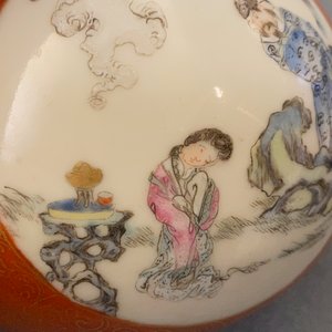 Een Chinese famille rose vaas met koraalrode fondkleur, Qianlong merk, 19/20e eeuw — foto 14