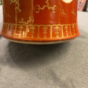 Een Chinese famille rose vaas met koraalrode fondkleur, Qianlong merk, Republiek — foto 19